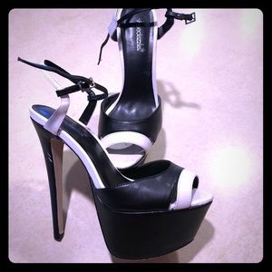 Shoe Dazzle black and white pumps